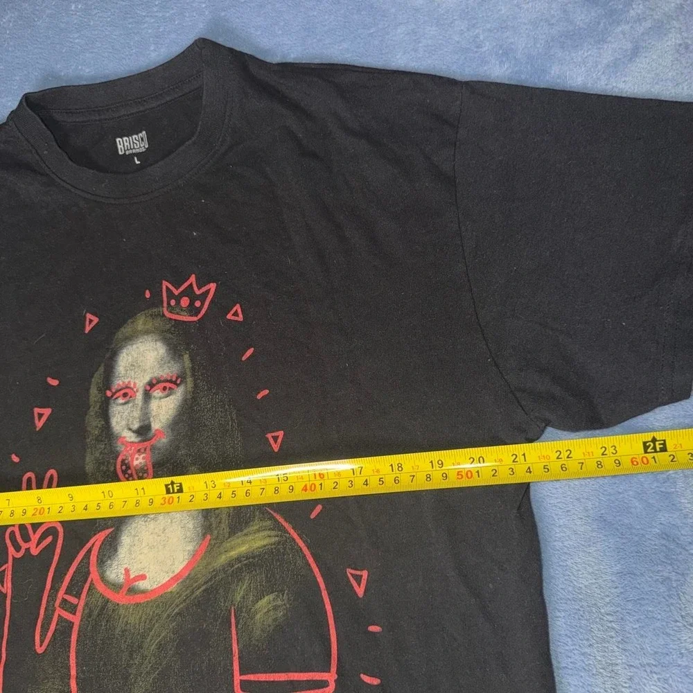 Black Briscoe tee with red outline of Mona Lisa